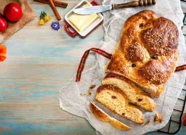 Easter bread with raisins and spices